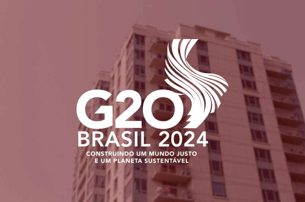logo do G20 ao fundo alguns Condomínios
